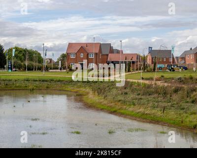 Tilia show houses, le Knoll, Landimore Park à la périphérie de Northampton, Royaume-Uni; vue de l'autre côté d'un lac ornemental Banque D'Images