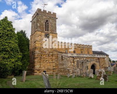 Extérieur de l'église de Sainte Marie et de tous les saints dans le village de Holcot, Northamptonshire, Royaume-Uni; les premières parties datent du 14th siècle Banque D'Images