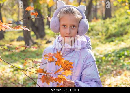 Vladivostok, Russie. 20th octobre 2022. Une fille pose pour des photos dans un parc à Vladivostok, Russie, 20 octobre 2022. Credit: Guo Feizhou/Xinhua/Alamy Live News Banque D'Images