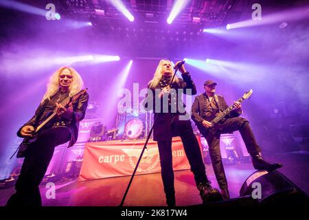 Oslo, Norvège. 18th, octobre 2022. Le groupe britannique de métaux lourds Saxon donne un concert à Rockefeller à Oslo. Ici, le chanteur Biff Byford est vu en direct sur scène avec les guitaristes Doug Scarratt (L) et Paul Quinn (R). (Crédit photo: Gonzales photo - Terje Dokken). Banque D'Images