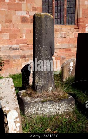 Vieux vestiges de la croix, chantier naval de Saint-Cuthbert, Shustoke, Warwickshire, Angleterre, ROYAUME-UNI Banque D'Images