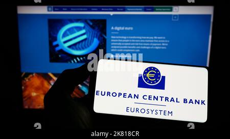 Personne tenant un téléphone portable avec le logo de l'institution de l'UE Banque centrale européenne (BCE) à l'écran devant la page web. Mise au point sur l'affichage du téléphone. Banque D'Images