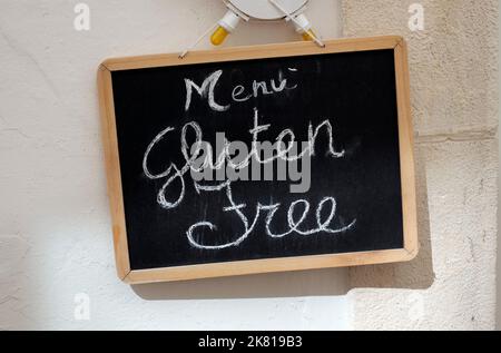 menu sans gluten écrit à la main sur le tableau noir à l'extérieur du café, puglia, italie Banque D'Images