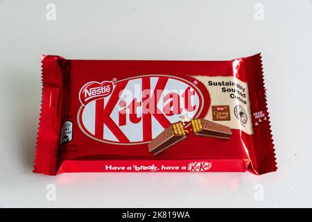 Un bar Nestle Kit Kat non ouvert sur un fond plat Banque D'Images