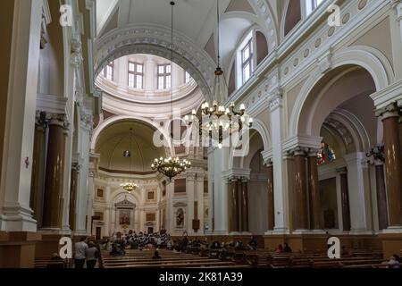 L'intérieur de la cathédrale métropolitaine de Porto Alegre, Rio Grande do Sul, Brésil avec des lustres Banque D'Images