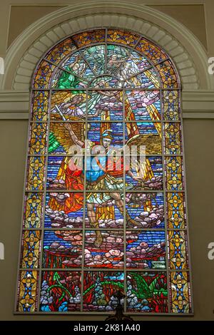 Photo verticale d'un vitrail dans la cathédrale métropolitaine de Porto Alegre, Rio Grande do Sul, Brésil Banque D'Images