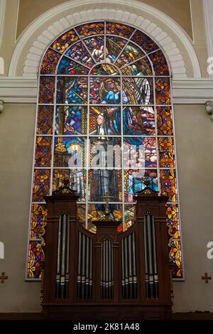 Un cliché vertical d'un vitrail derrière l'orgue de la cathédrale métropolitaine de Porto Alegre, Rio Grande do Sul, Brésil Banque D'Images