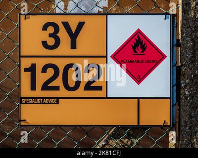 Signe de danger pour le gazole ou le gazole. Hazchem plate est un système de plaque d'avertissement utilisé pour le transport ou le stockage de matières inflammables ou dangereuses. Banque D'Images