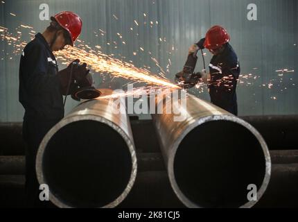 HUAI'AN, CHINE - le 20 OCTOBRE 2022 - les travailleurs traitent des tuyaux en acier sans soudure dans une chaîne de production située à Huai 'an, province de Jiangsu, Chine, le 20 octobre 2022. Banque D'Images