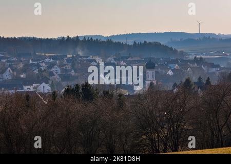 Une vue panoramique sur une belle ville située dans une vallée entourée de collines et de montagnes Banque D'Images