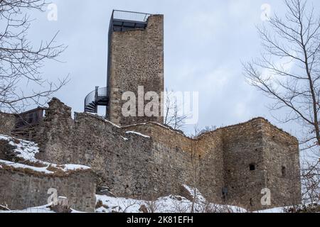 Ruines du château d'Orlik en hiver près de Humpolec en République tchèque. Banque D'Images