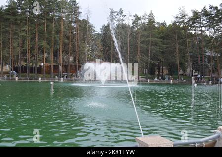 Zlatibor, Serbie - 12 août 2022: Lac de Zlatibor, célèbre point de repère dans la destination de voyage populaire station touristique le jour ensoleillé d'été Banque D'Images