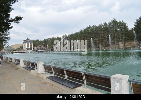 Zlatibor, Serbie - 12 août 2022: Lac de Zlatibor, célèbre point de repère dans la destination de voyage populaire station touristique le jour ensoleillé d'été Banque D'Images