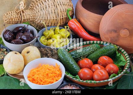 Ensemble de produits marinés. Divers aliments de légumes fermentés dans des bols. Une alimentation saine. Banque D'Images