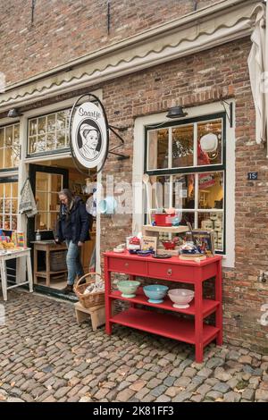 Le village de Veere sur la presqu'île de Walcheren, boutique à la place du marché, Zeeland, pays-Bas. Der Ort Veere auf Walcheren, Geschaeft am Markt, Zeeland Banque D'Images