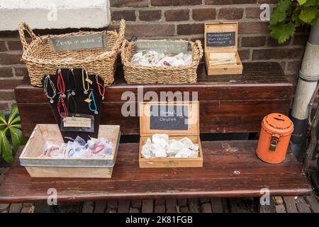 Le village de Veere sur la presqu'île de Walcheren, des bijoux faits maison sont proposés à la vente en face d'une maison, Zeeland, pays-Bas. Der Ort Veere auf Walche Banque D'Images