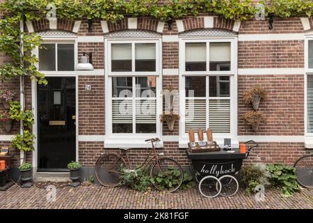 Le village de Veere sur la presqu'île de Walcheren, des bijoux faits maison sont proposés à la vente en face d'une maison, Zeeland, pays-Bas. Der Ort Veere auf Walche Banque D'Images