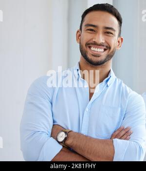 Ce sera une autre journée brillante et réussie. Portrait d'un jeune homme d'affaires confiant debout avec ses bras croisés dans un bureau. Banque D'Images