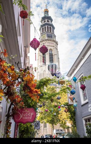 Middelburg sur la presqu'île de Walcheren, lavignon au-dessus de la rue Reigerstraat dans la vieille ville, tour de l'église abbatiale, Tour de l'abbaye de Tall John, Zeel Banque D'Images