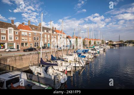 Middelburg sur la péninsule de Walcheren, maisons à la rue de Rotterdam damsekaai, bateaux, marina, Zélande, pays-Bas. Middelburg auf Walcheren, Hauser Banque D'Images