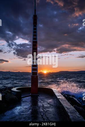 Ciel spectaculaire après un temps orageux au coucher du soleil sur le lac Balaton, en Hongrie Banque D'Images