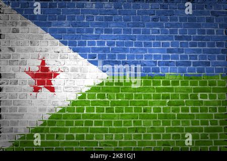 Une image de la Djibouti drapeau peint sur un mur de briques dans une localisation urbaine Banque D'Images