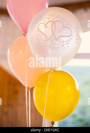 Nombreux ballons colorés dans la cérémonie de mariage à l'intérieur Banque D'Images