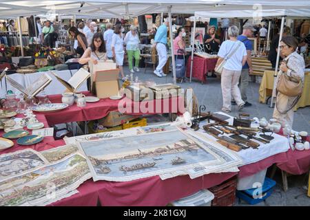 Marché aux puces Piazza Santo Spirito Florence Italie Banque D'Images