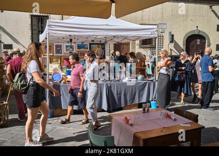 Marché aux puces d'antiquités sur la Piazza San Spirito Florence Italie Banque D'Images