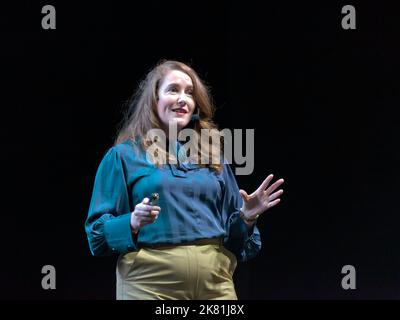 Le physicien de l'accélérateur, le Dr Suzie Sheehy, qui donne une conférence intitulée « Physics Experiments that Changed the World », sur la scène de l'Univers, à New Scientist Live 2022 Banque D'Images