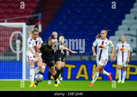 Lyon, France. 19th octobre 2022. Lyon, France, 19 octobre 2022 : Amandine Henry (6 Olympique Lyonnais) et Caitlin Foord (19 Arsenal) se battent pour le ballon (duel) lors du match de football de la Ligue des champions des femmes de l'UEFA entre l'Olympique Lyonnais et l'Arsenal au stade Groupama à Lyon, France. (Daniela Porcelli/SPP) crédit: SPP Sport presse photo. /Alamy Live News Banque D'Images