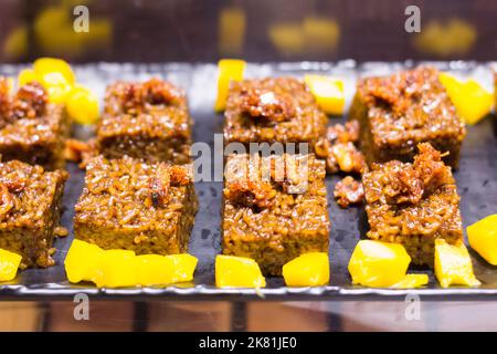 Les carrés Biko sont des gâteaux philippins de riz à base de riz collant, de sucre et de lait de coco dans un restaurant-buffet à Cebu, aux Philippines Banque D'Images