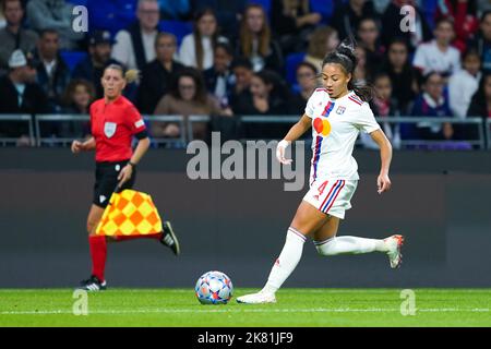 Lyon, France. 19th octobre 2022. Lyon, France, 19 octobre 2022 : Selma Bacha (4 Olympique Lyonnais) contrôle le ballon lors du match de football de la Ligue des champions des femmes de l'UEFA entre l'Olympique Lyonnais et l'Arsenal au stade Groupama de Lyon. (Daniela Porcelli/SPP) crédit: SPP Sport presse photo. /Alamy Live News Banque D'Images