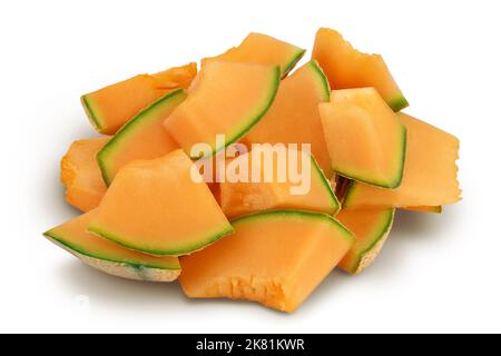 Morceaux de melon de cantaloup isolés sur fond blanc avec pleine profondeur de champ Banque D'Images