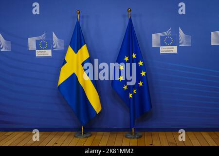 Bruxelles, Belgique. 20th octobre 2022. Drapeau européen et suédois au siège de l'UE à Bruxelles, Belgique, le 20 octobre 2022. Crédit: ALEXANDROS MICHAILIDIS/Alamy Live News Banque D'Images