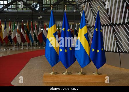 Bruxelles, Belgique. 20th octobre 2022. Drapeau européen et suédois au siège de l'UE à Bruxelles, Belgique, le 20 octobre 2022. Crédit: ALEXANDROS MICHAILIDIS/Alamy Live News Banque D'Images