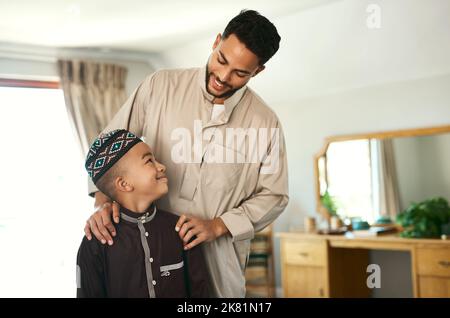 Un premier héros de garçons est son père. A tourné un stand de jeune garçon avec son père à la maison. Banque D'Images