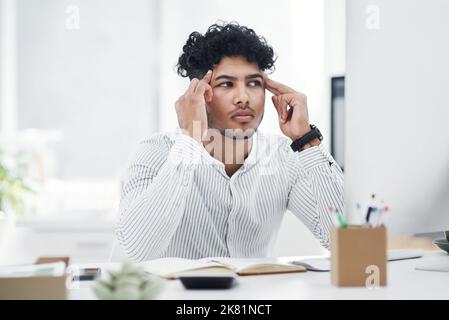 Cher cerveau, pourquoi ne pas vous travailler. Un jeune homme d'affaires qui regarde stressé pendant qu'il travaille dans un bureau. Banque D'Images