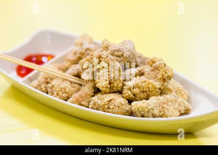 Muah Chee, un type de boulettes de riz collantes recouvertes de morceaux d'arachides, est un aliment de rue populaire à Melaka, en Malaisie Banque D'Images