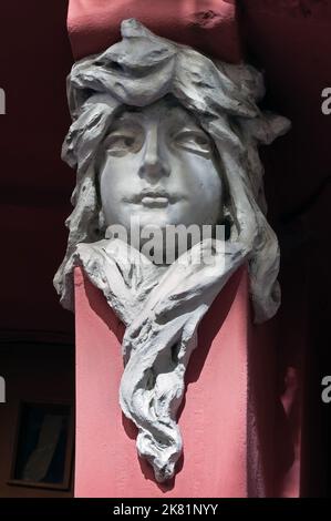 Mascaron sur l'ancienne façade de bâtiment à Kiev, Ukraine Banque D'Images