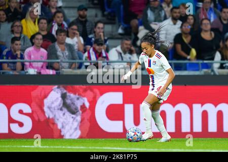 Lyon, France. 19th octobre 2022. Lyon, France, 19 octobre 2022 : Selma Bacha (4 Olympique Lyonnais) contrôle le ballon lors du match de football de la Ligue des champions des femmes de l'UEFA entre l'Olympique Lyonnais et l'Arsenal au stade Groupama de Lyon. (Daniela Porcelli/SPP) crédit: SPP Sport presse photo. /Alamy Live News Banque D'Images