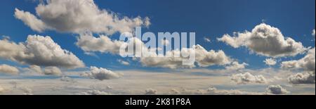 Ciel avec nuages moelleux et vue panoramique Banque D'Images