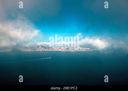 La brume matinale au-dessus de la caldeira de Santorini en Grèce Banque D'Images