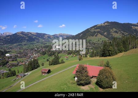 Village de montagne et station de vacances Gstaad à la fin de l'été. Banque D'Images