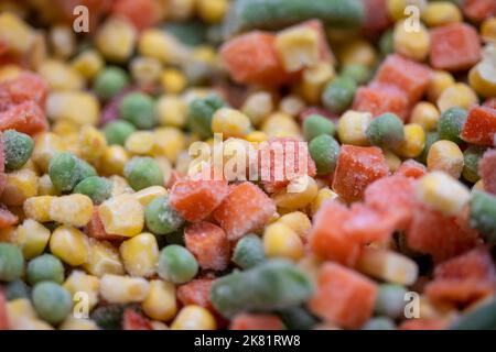 Légumes dépolis colorés carottes, maïs et pois en tas Banque D'Images