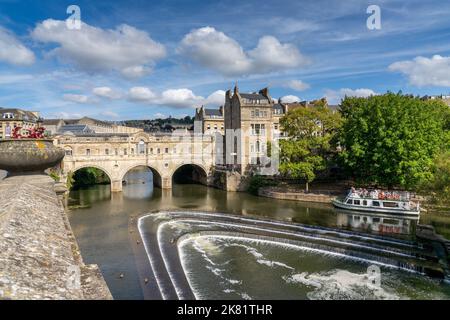 Bath, Royaume-Uni - 31 août 2022 : vue sur la rivière Avon et le pont Pulteney dans le centre-ville historique de Bath Banque D'Images