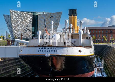 Belfast, Royaume-Uni - 21 août 2022 : le HMS Nomadic dans son quai sec et le musée du Titanic à Belfast Banque D'Images