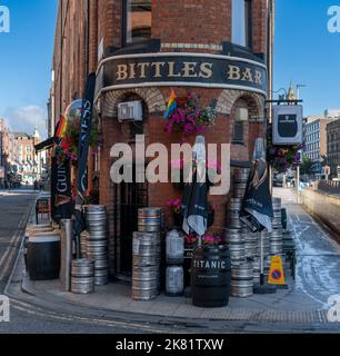 Belfast, Royaume-Uni - 21 août 2022 : vue sur le point de repère Bittles Bar dans son bâtiment en fer plat près de Victoria Square dans le centre-ville de Belfast Banque D'Images