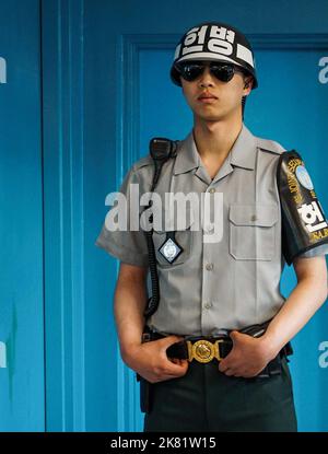 Panmunjom, Corée du Sud. 27th mai 2017. Un soldat sud-coréen est en service dans la zone de sécurité commune de Panmunjom. Le point le plus proche de la Corée du Sud pour atteindre la Corée du Nord à Panmunjom. Non seulement la région situe-t-elle la zone démilitarisée séparant la Corée du Nord et la Corée du Sud, mais c'est aussi là que les gens peuvent trouver le pont de la liberté, le troisième tunnel d'agression et la gare de Dorasan. (Photo de Jasmine Leung/SOPA Images/Sipa USA) crédit: SIPA USA/Alay Live News Banque D'Images