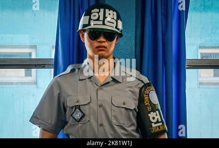 Panmunjom, Corée du Sud. 27th mai 2017. Un soldat sud-coréen est en service dans la zone de sécurité commune de Panmunjom. Le point le plus proche de la Corée du Sud pour atteindre la Corée du Nord à Panmunjom. Non seulement la région situe-t-elle la zone démilitarisée séparant la Corée du Nord et la Corée du Sud, mais c'est aussi là que les gens peuvent trouver le pont de la liberté, le troisième tunnel d'agression et la gare de Dorasan. (Photo de Jasmine Leung/SOPA Images/Sipa USA) crédit: SIPA USA/Alay Live News Banque D'Images